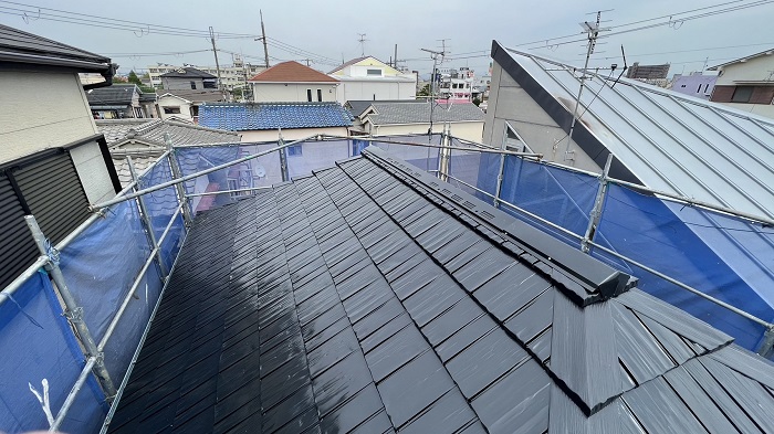 神戸市で塩害に強いアルミ屋根材へ葺き替えた後の様子