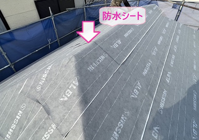 海沿いの戸建ての屋根葺き替えリフォームで防水シートを貼っている様子