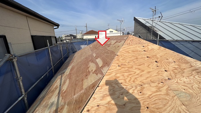 塩害に強いアルミ屋根材への葺き替え工事で下地用合板貼りする費用