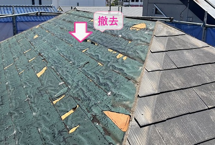 海沿いの戸建ての屋根葺き替えリフォームで既存の屋根材を撤去している様子