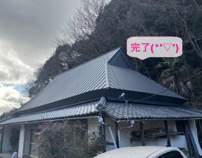 たつの市で茅葺き住宅のカバー施工が完了した現場の様子