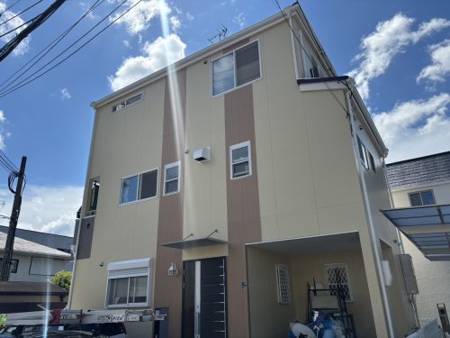 屋根カバーと外壁塗装が完了した写真
