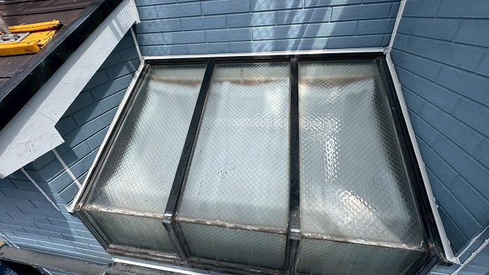 神戸市長田区で1階トップライトの雨漏り修理としてガルバリウム鋼板をカバーする前の様子