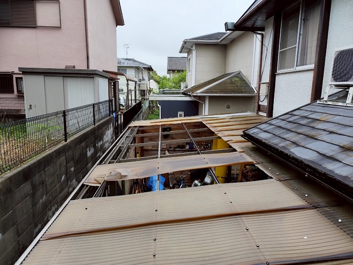 割れているカーポート屋根