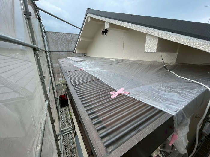 劣化したベランダ屋根の波板