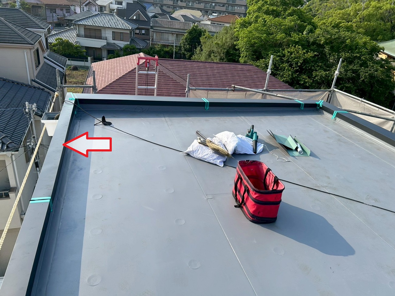 神戸市長田区で陸屋根パラペットの笠木を交換した後の様子
