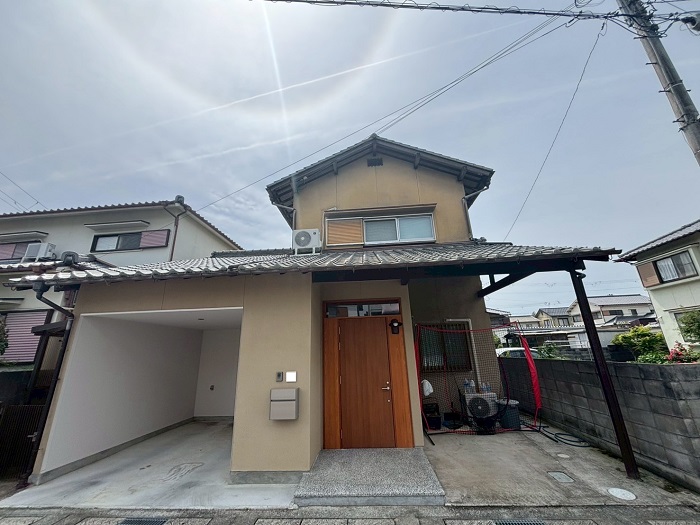 たつの市で日本ペイントのパーフェクトトップを用いて木造戸建ての外壁リフォームを行う前の様子