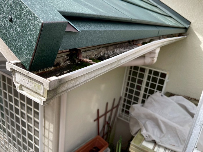 神戸市北区で2階部分の軒樋をシルビスケアPC50へ取り替える前の様子