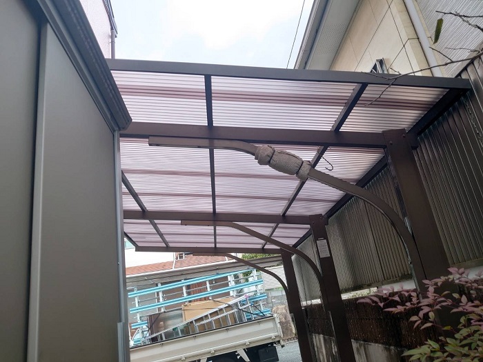 淡路市でカーポート屋根の貼り替えを行う前の様子