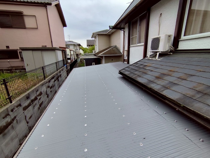 小波鉄板に貼り替えたカーポート屋根