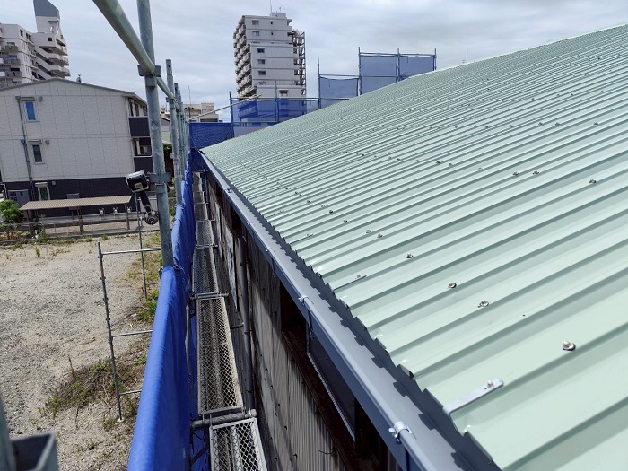 姫路市で鉄骨造の工場でエスロンV200を用いた雨樋交換工事を行った後の様子