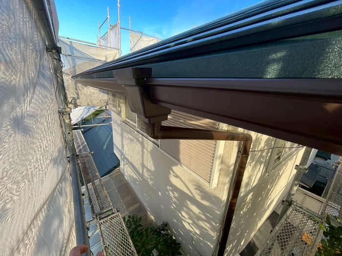 神戸市北区で2階部分の軒樋をシルビスケアPC50へ取り替えた後の様子