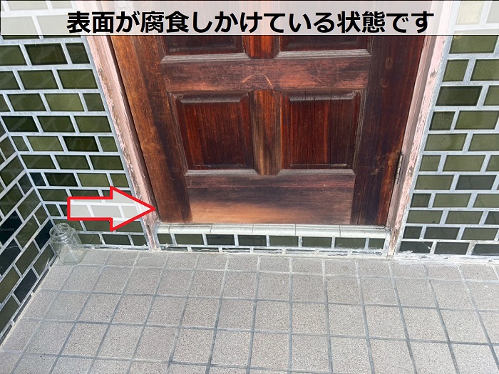 玄関ドアの表面が腐食しかけている様子