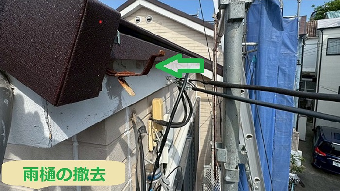 神戸市須磨区で軒樋１８ｍ竪樋４０ｍの2階建て雨樋交換を行う現場で雨樋撤去