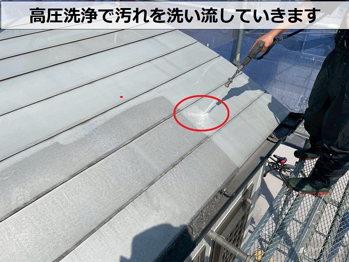 芦屋市で階段室上の金属屋根へ錆止め塗装で高圧洗浄