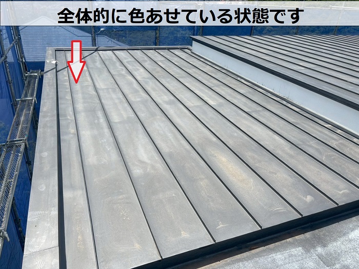 色褪せたガルバリウム鋼板屋根材
