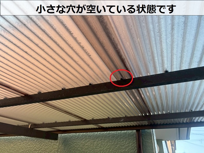 ポリカ波板の小さな穴