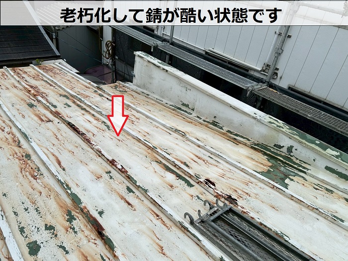 老朽化した金属屋根