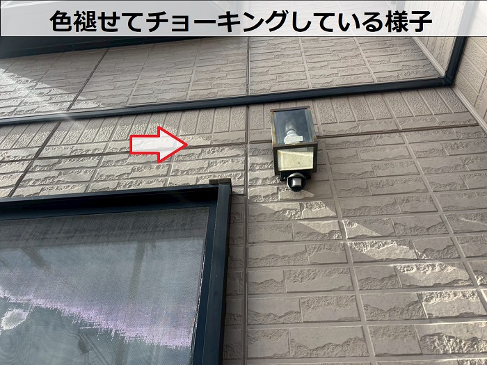 外壁が色あせている様子