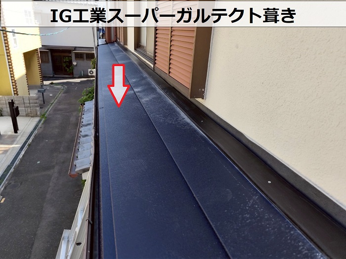 尼崎市でひび割れた下屋根のカラーベストに重ね葺き工事でスーパーガルテクト葺き