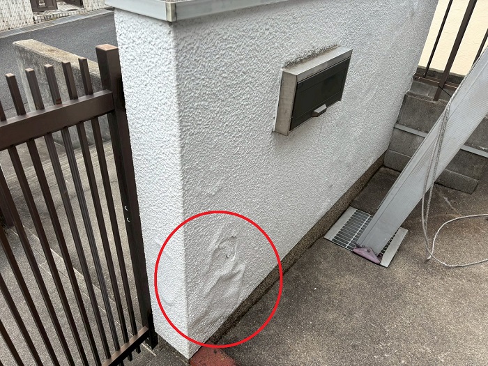 擁壁の塗膜の膨れ