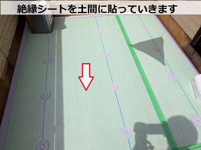 丹波篠山市で大和ハウス戸建てのベランダシート防水を優良業者が貼り換えで絶縁シートを土間に貼っている様子