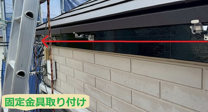 神戸市須磨区で軒樋１８ｍ竪樋４０ｍの2階建て雨樋交換を行う現場で固定金具取り付け