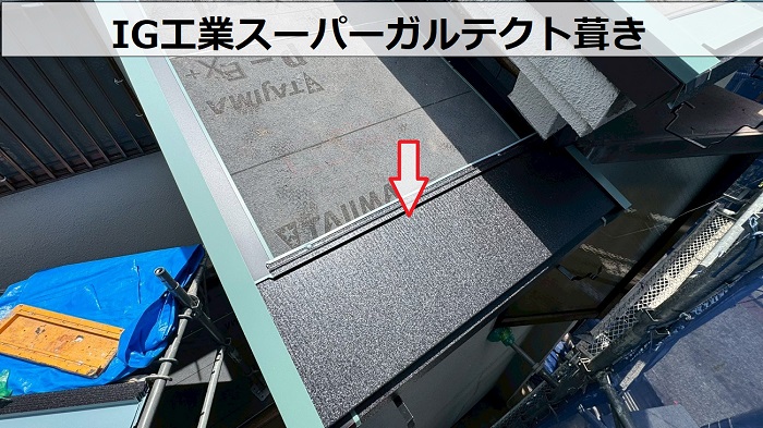 神戸市垂水区で2階建て木造の下屋根陶器瓦を軽量な屋根材へ葺き替えでスーパーガルテクト葺き