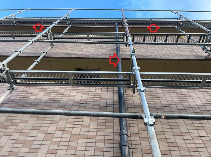 軒樋から雨漏りしているアパート