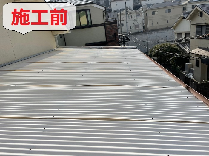 明石市で波板貼り替えを行なう前の様子
