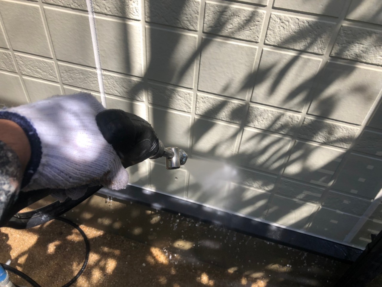 明石市で外壁塗り替え前に高圧洗浄している様子