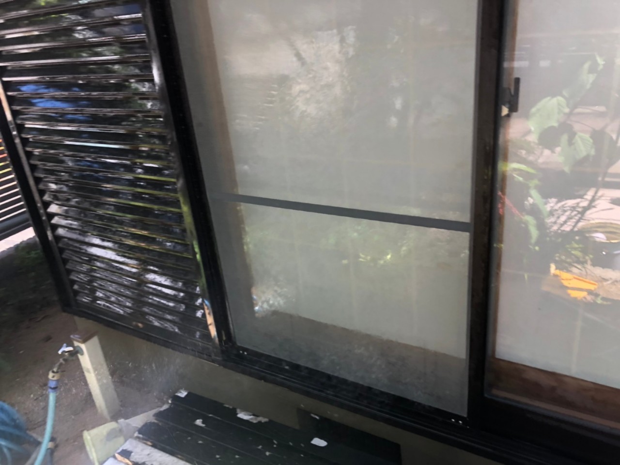 明石市での外壁塗り替えで高圧洗浄した雨戸の様子