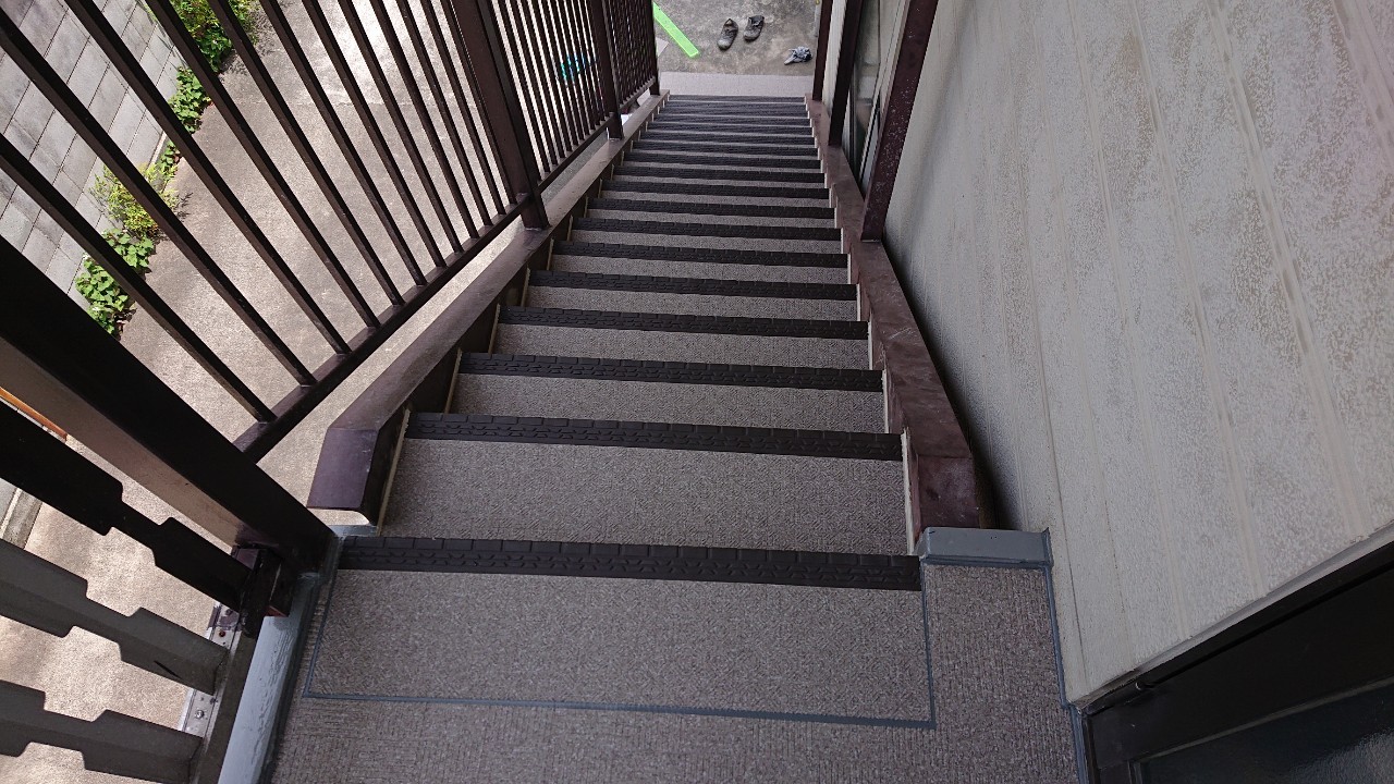 明石市のひび割れた外部階段を長尺シートに貼り替えた様子