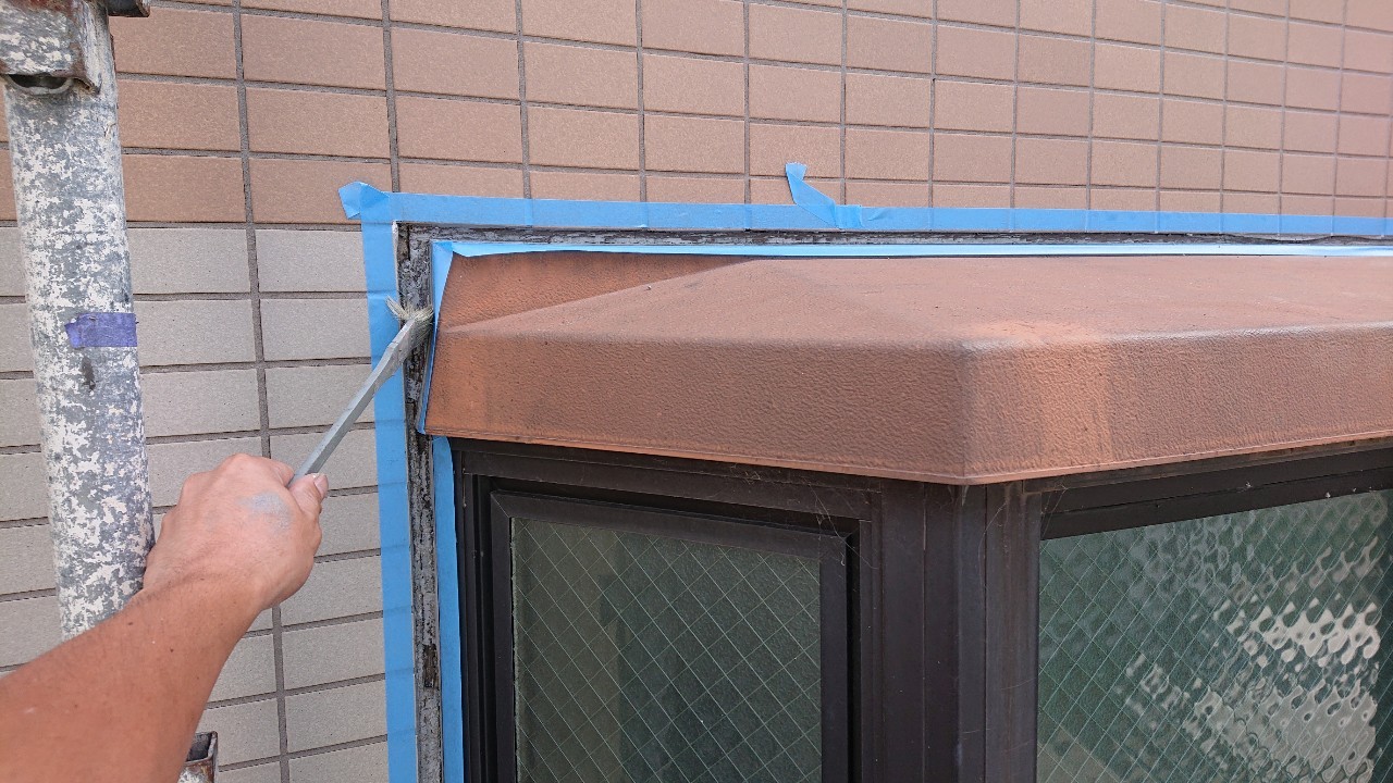 明石市で雨漏りした出窓廻りのコーキング目地にプライマーを塗っている様子