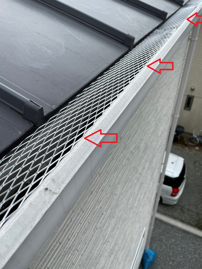 落ち葉除けネットを設置した軒樋