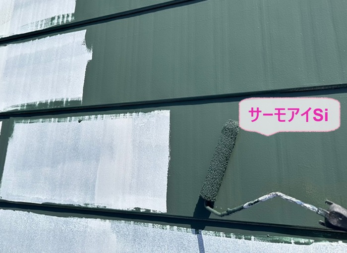 金属屋根の塗り替えで日本ペイントのサーモアイSiを塗っている様子