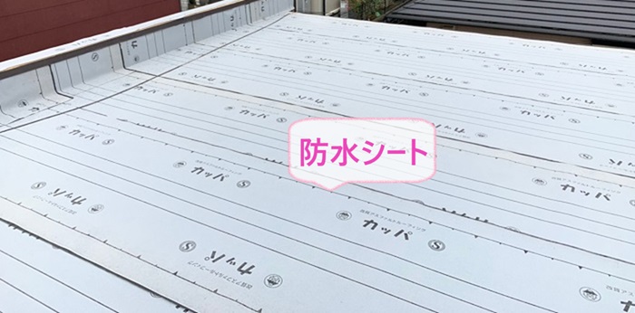 明石市の屋根改修工事で防水シートを貼っている様子