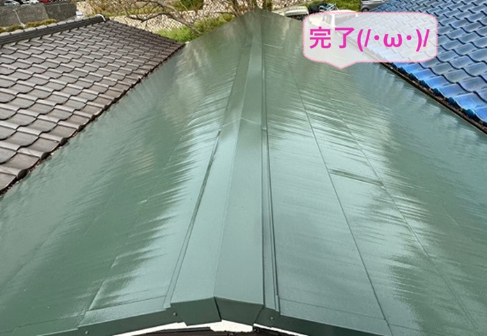 明石市で日本ペイントのサーモアイSiで金属屋根の塗り替えが完了した現場の様子
