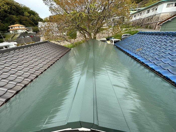 明石市でガルバリウム鋼板屋根の塗装工事を完了した後の様子