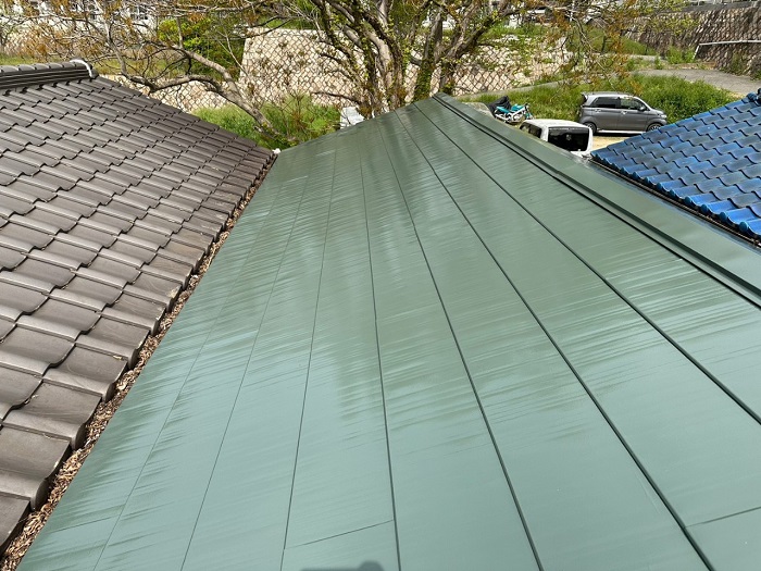 ガルバリウム鋼板屋根への上塗り完了