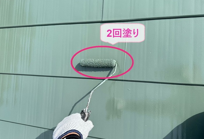 金属屋根の塗り替えで日本ペイントのサーモアイSiを2回塗りしている様子