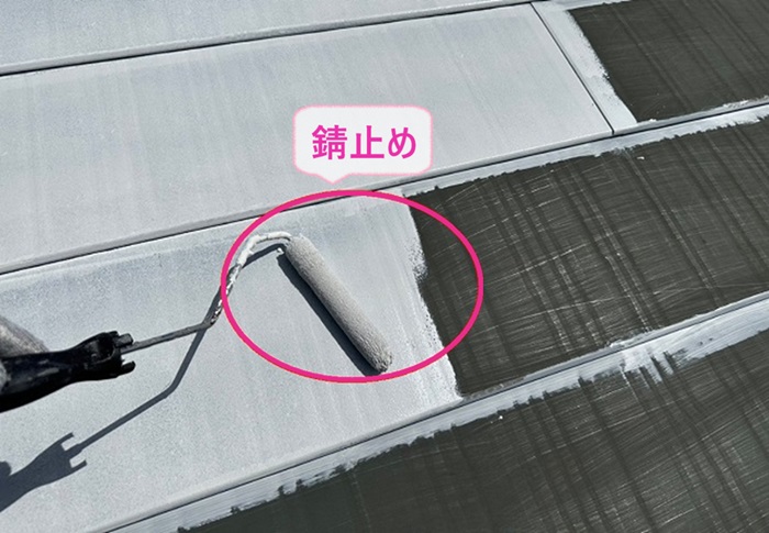 金属屋根の塗り替えで下塗りとして錆止めを塗っている様子