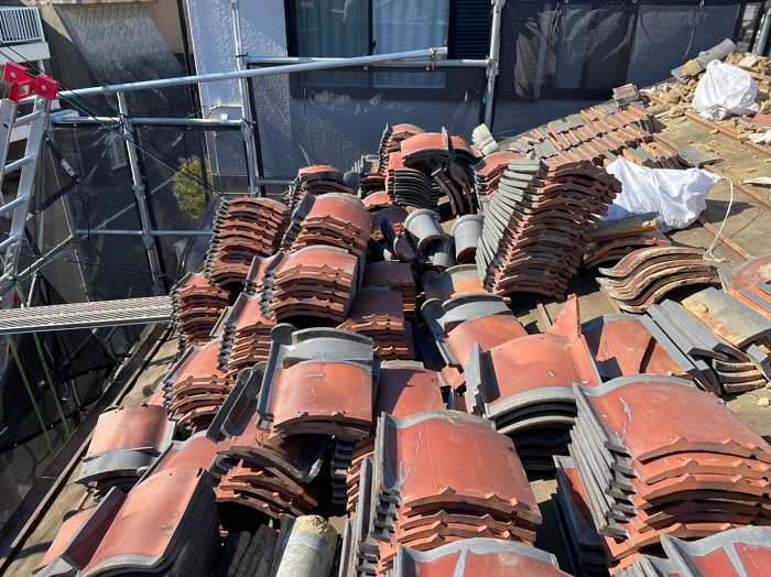 明石市での屋根耐震工事で重たい瓦屋根を撤去している様子