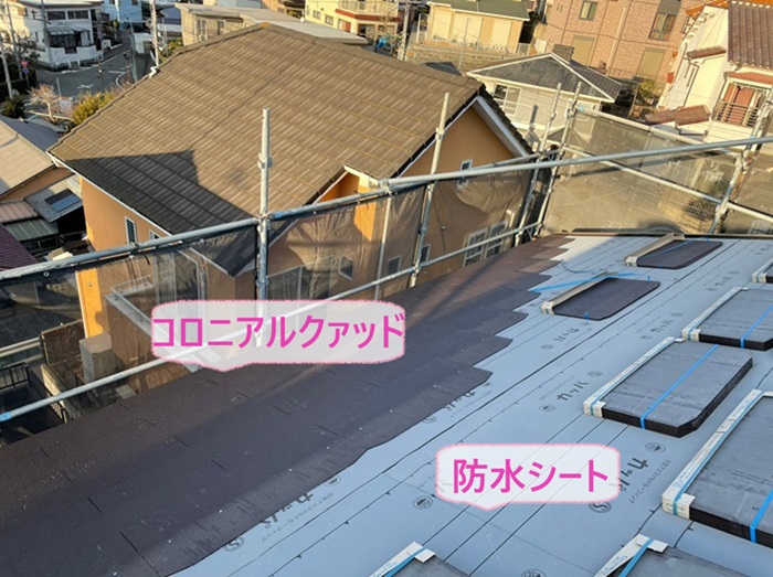明石市の日本瓦の地震対策で防水シートを貼ってコロニアルクァッドを4本の釘で固定している様子