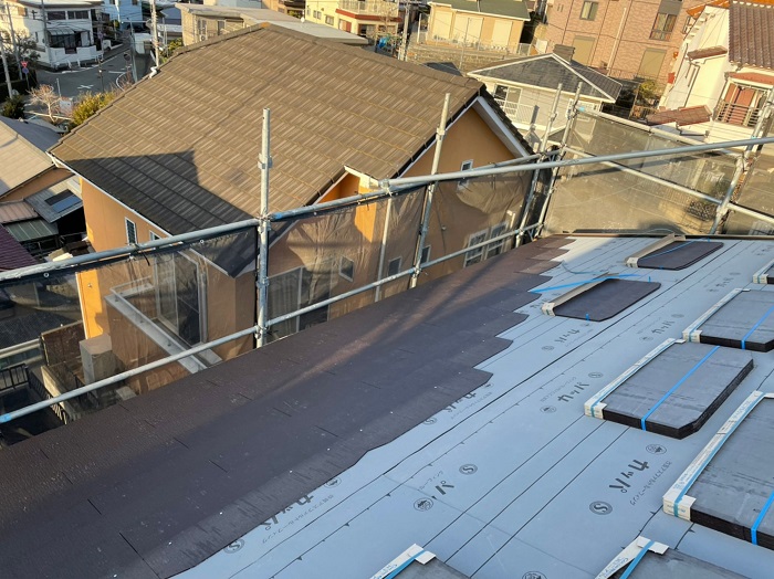 屋根耐震工事でカラーベスト屋根を葺いている様子