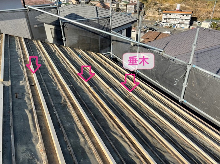 明石市の日本瓦の地震対策で屋根下地に垂木を取り付けている様子
