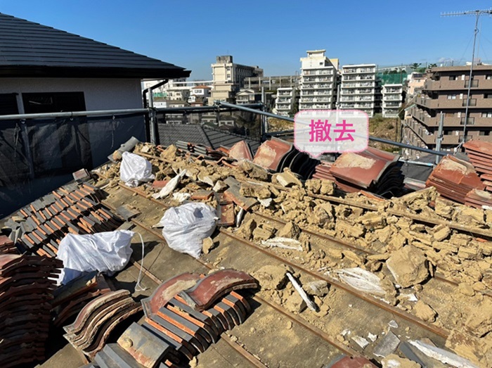 明石市で地震対策する屋根の既存の瓦屋根を撤去している様子
