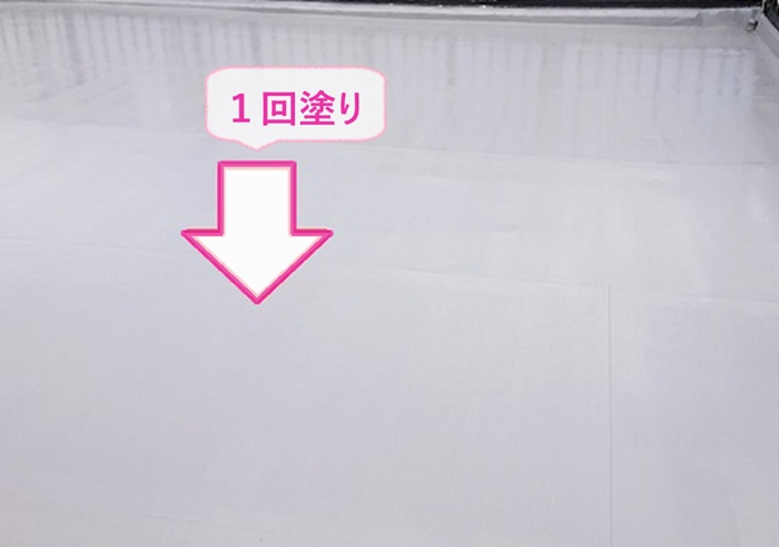 ビル屋上の防水改修でVTコートCを1回塗りで仕上げている様子