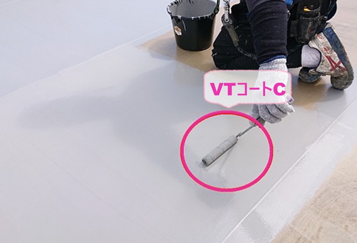 明石市のビル屋上の防水改修で田島VTコートCを塗っている様子