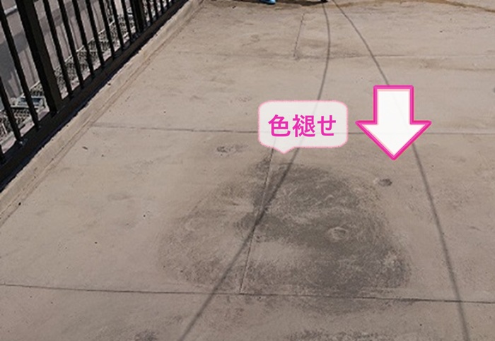 ビル屋上で防水改修を行う既存の塩ビ製シート防水が経年劣化で色褪せている様子